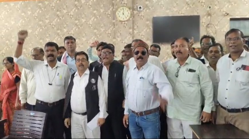 देवरिया तहसील में भ्रष्टाचार के आरोपों पर अधिवक्ताओं का प्रदर्शन से मचा हड़कंप 