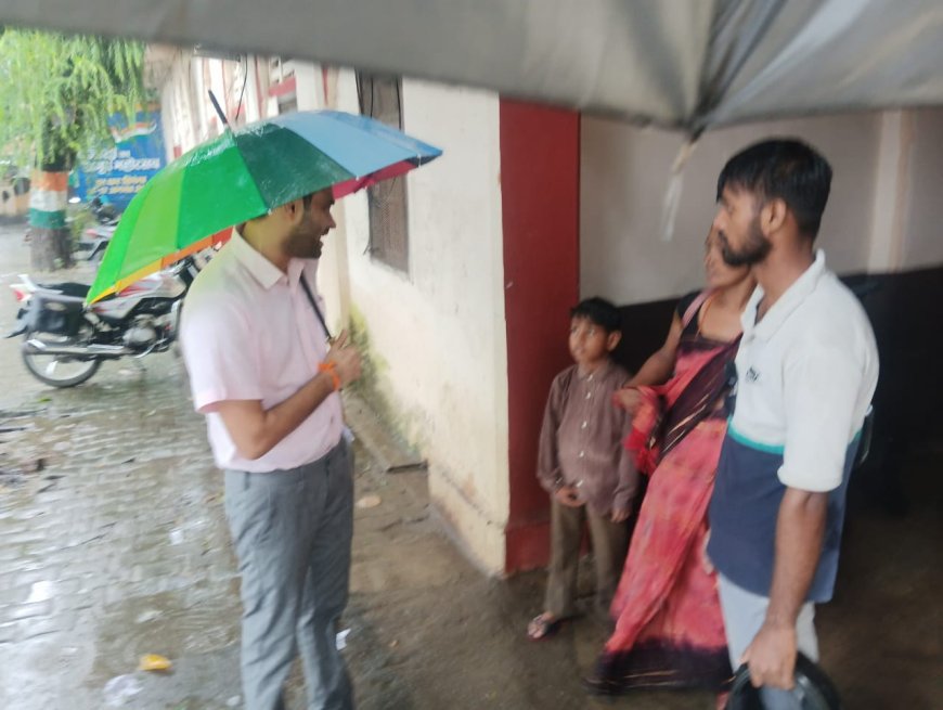 बारिश में छाता लेकर फरियादियों के बीच पहुंचे डीएम, सुनीं समस्याएं