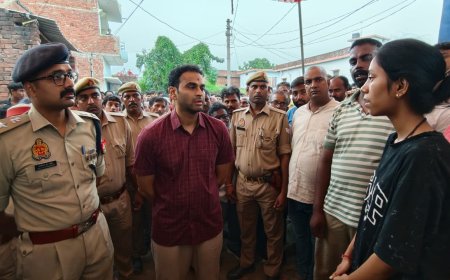 एम्बुलेंस दुर्घटना में चार लोगों की मृत्यु पर डीएम व एसपी ने परिजनों से मिलकर जताया शोक, बंधाया ढांढस
