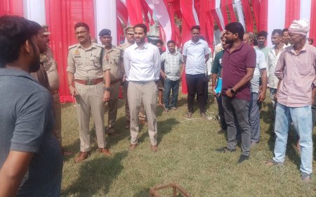 देवरिया जिलाधिकारी व पुलिस अधीक्षक ने किया दुर्गा पूजा पंडालों और मूर्ति विसर्जन घाट का निरीक्षण, सुरक्षा व्यवस्था दुरुस्त रखने के दिए निर्देश