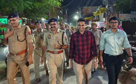 देवरिया में डीएम और एसपी ने किया पैदल गश्त, आमजन से संवाद कर दिलाया सुरक्षा का भरोसा
