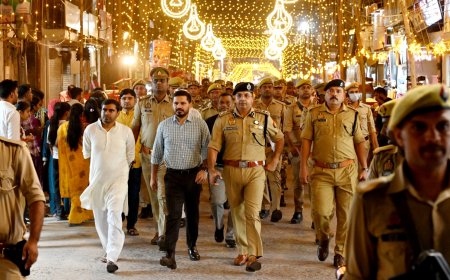 जिलाधिकारी और पुलिस अधीक्षक ने दुर्गा पूजा पंडालों एवं यातायात व्यवस्था का किया निरीक्षण