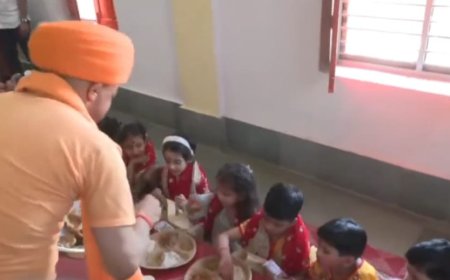 मुख्यमंत्री योगी आदित्यनाथ ने कन्याओं और बटुकों के पखारे पांव