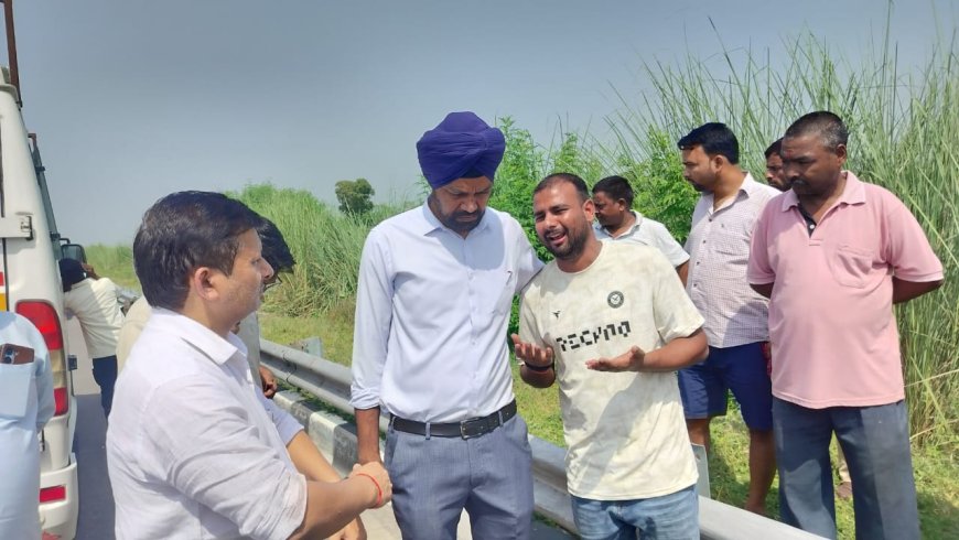 एंबुलेंस ट्रक में घुसी,जवान का शव लेकर देवरिया आ रहे इकलौते बेटे-भाई-भतीजे और चालक मौत, 