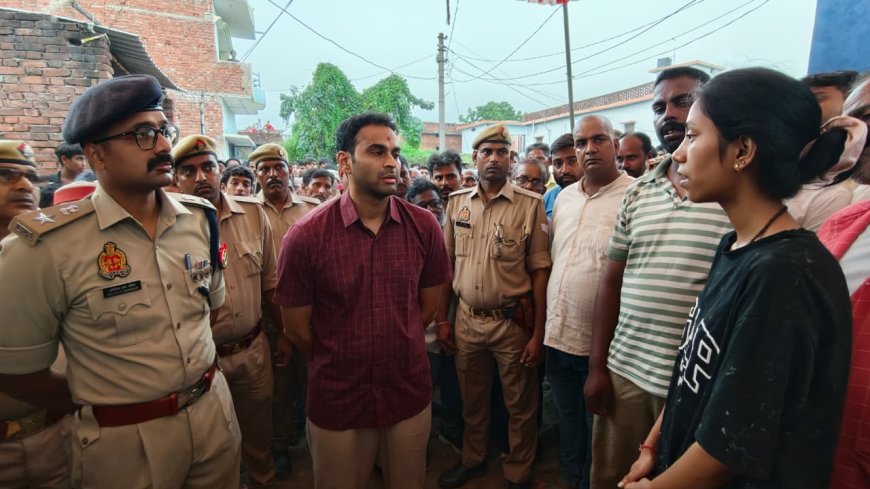 एम्बुलेंस दुर्घटना में चार लोगों की मृत्यु पर डीएम व एसपी ने परिजनों से मिलकर जताया शोक, बंधाया ढांढस