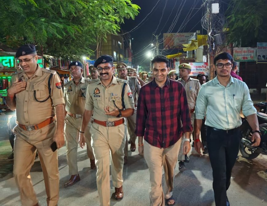 देवरिया में डीएम और एसपी ने किया पैदल गश्त, आमजन से संवाद कर दिलाया सुरक्षा का भरोसा