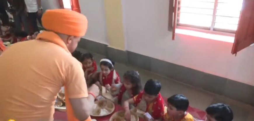 मुख्यमंत्री योगी आदित्यनाथ ने कन्याओं और बटुकों के पखारे पांव