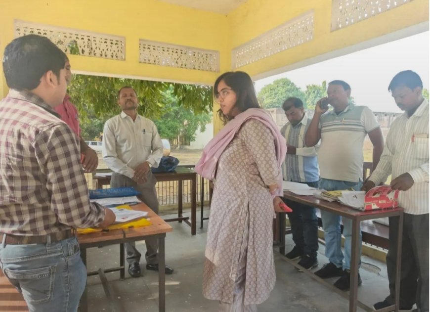 विशेष मतदाता कैंपों में पहुंचे अधिकारी, व्यवस्थाओं का लिया जायजा