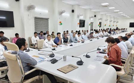 देवरिया में खराब प्रगति वाले एमओआईसी को डीएम की चेतावनी, पांच से स्पष्टीकरण तलब