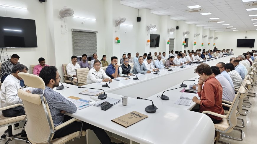देवरिया में खराब प्रगति वाले एमओआईसी को डीएम की चेतावनी, पांच से स्पष्टीकरण तलब